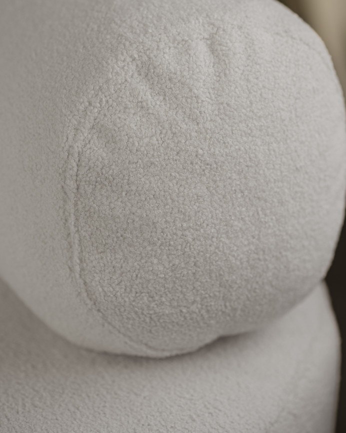 Runder Bouclé-Sessel in hellgrauer Farbe mit einem Durchmesser von 91x71 cm.