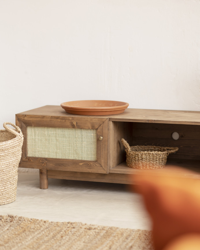 TV-Möbel aus Massivholz und Rattan mit 2 Türen in dunklem Eichenholzton, 150x40 cm.
