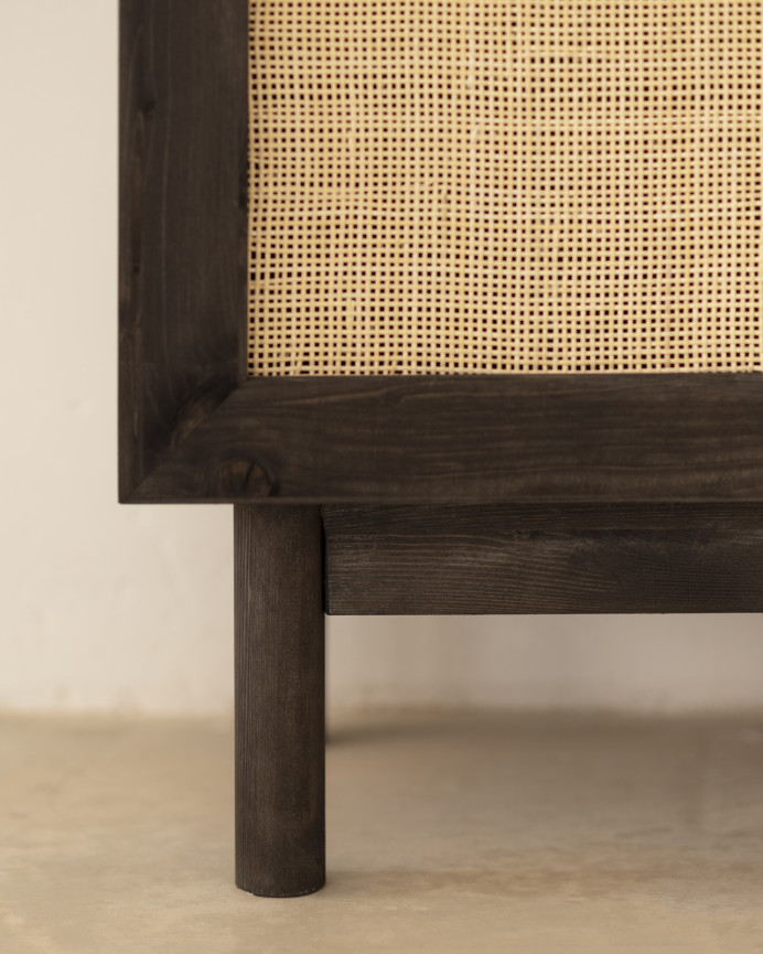 Massivholzschrank mit Rattanflechtwerk in schwarzem Farbton, 180x80cm.
