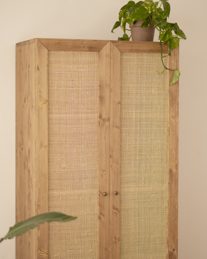 Massivholzschrank und Rattanmöbel in dunklem Eichenton von 180x80cm.