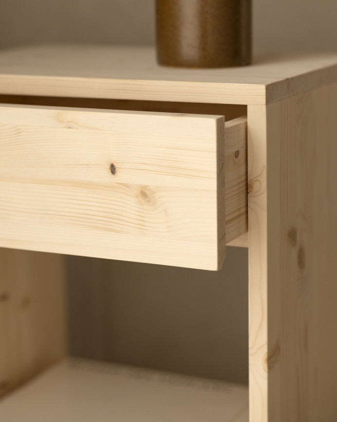 2er-Pack massiver Holz-Nachttische mit einer Schublade in natürlicher Farbe in verschiedenen Größen.