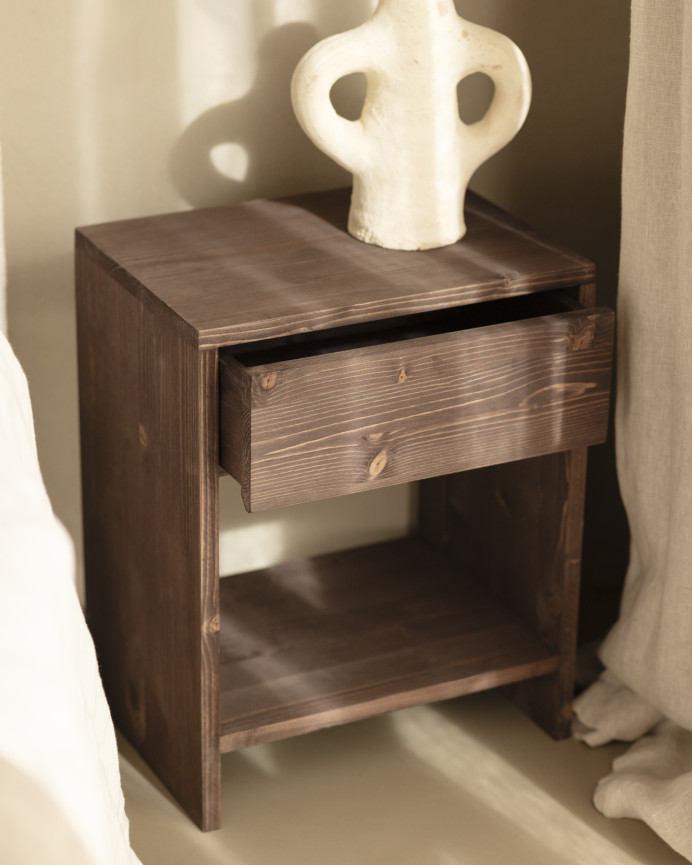 Set aus 2 massiven Holztischen mit einer Schublade in Walnussfarbe in verschiedenen Größen.