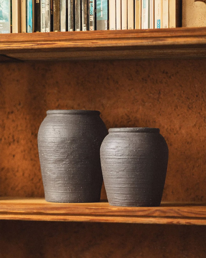 Schwarze Keramikvase, 19 cm groß.
