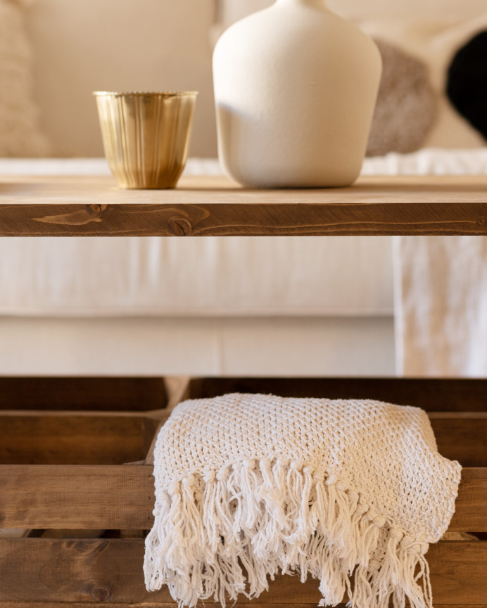 Mesa de centro de madera maciza en tono roble oscuro con ruedas de 120x45cm