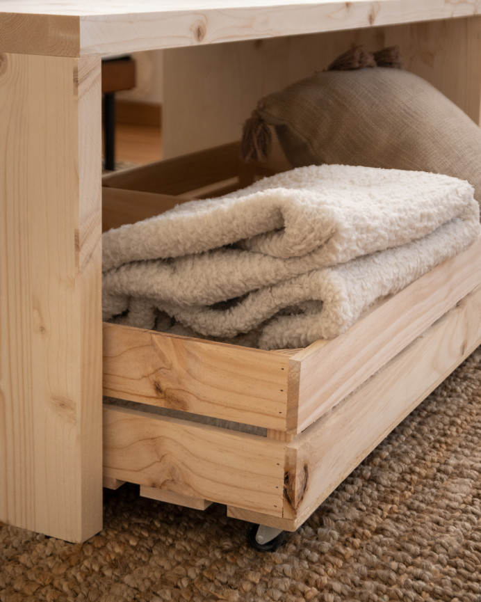 Mesa de centro de madera maciza en tono natural con ruedas de 120x45cm