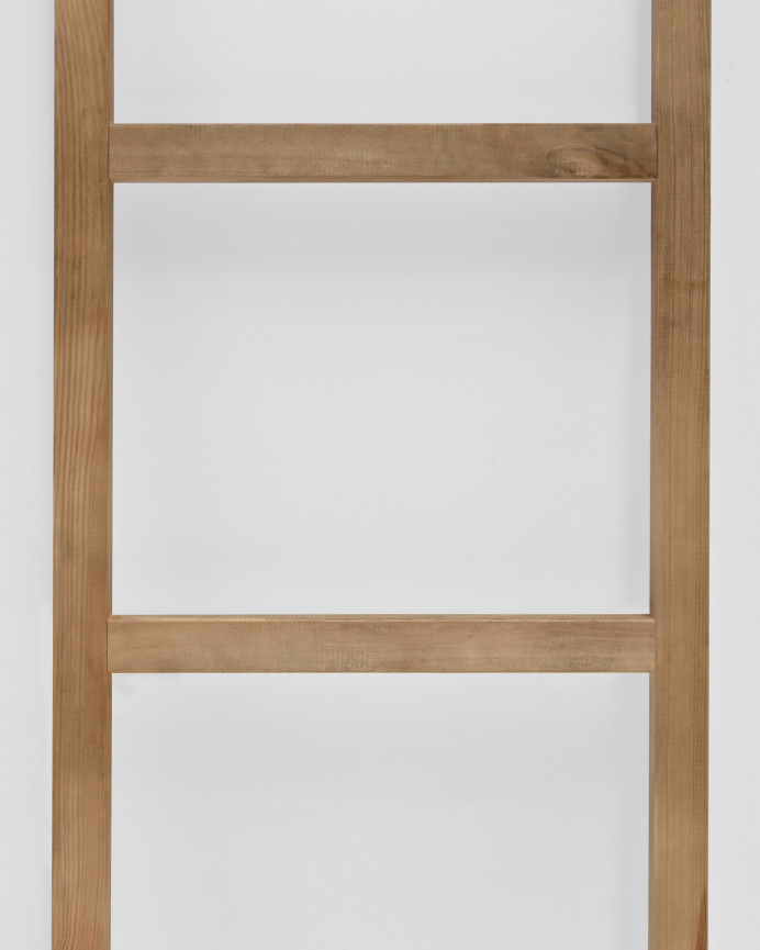 Massive Massivholztreppe in dunklem Eichenfarbton, 150x41cm.