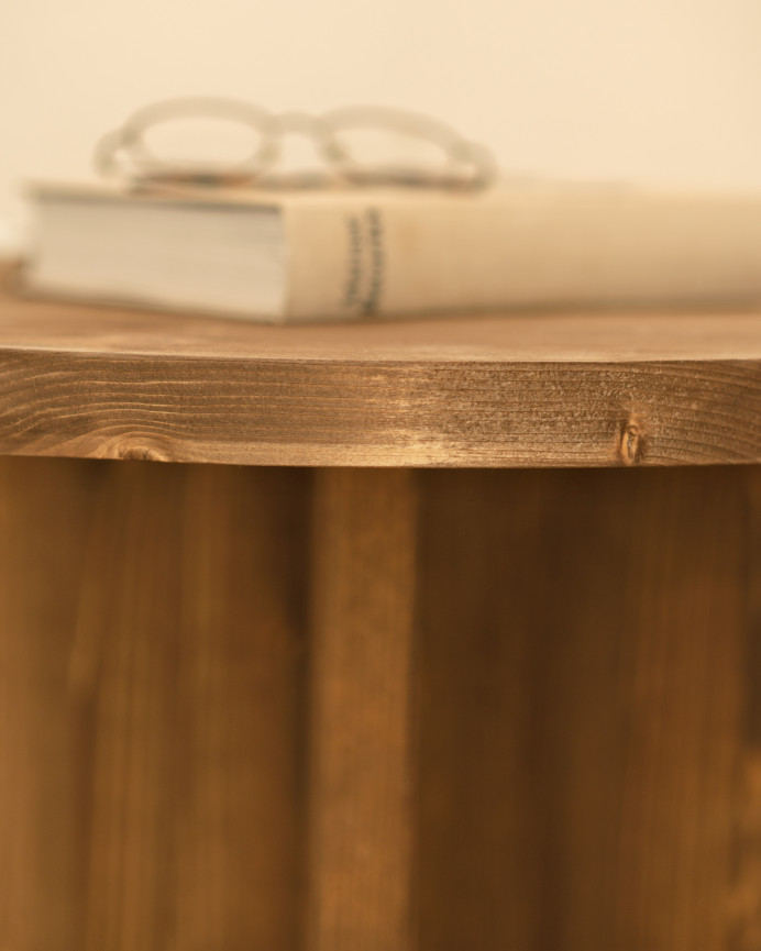 Runder Massivholz-Couchtisch in dunkler Eiche in verschiedenen Größen.