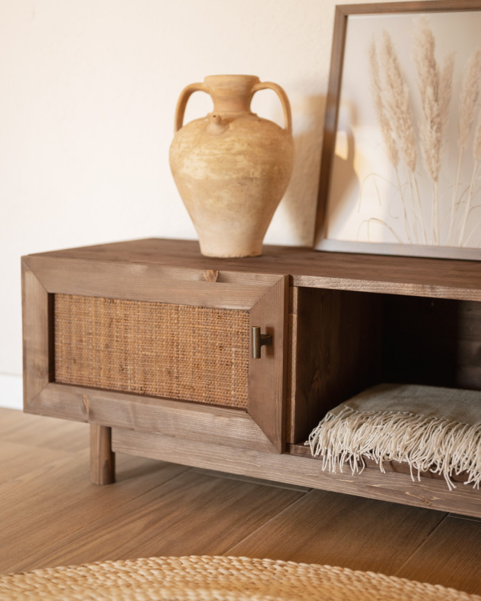 TV-Schrank aus Massivholz und Rattangewebe mit 2 Türen in Nussbaumfarbe, 150x40cm.