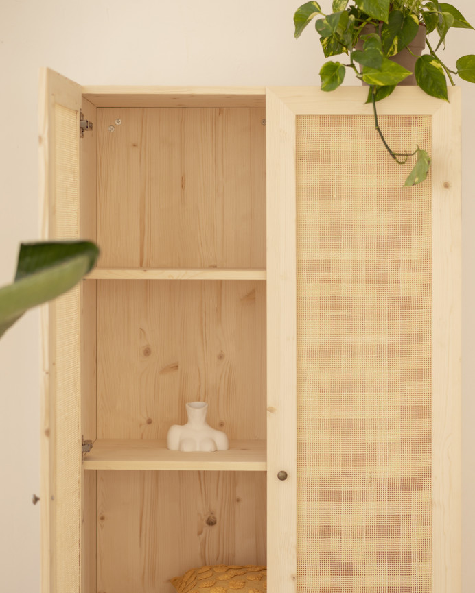 Schrank aus Fichtenholz und Rattan-Rattangewebe, Maße 180x80cm.