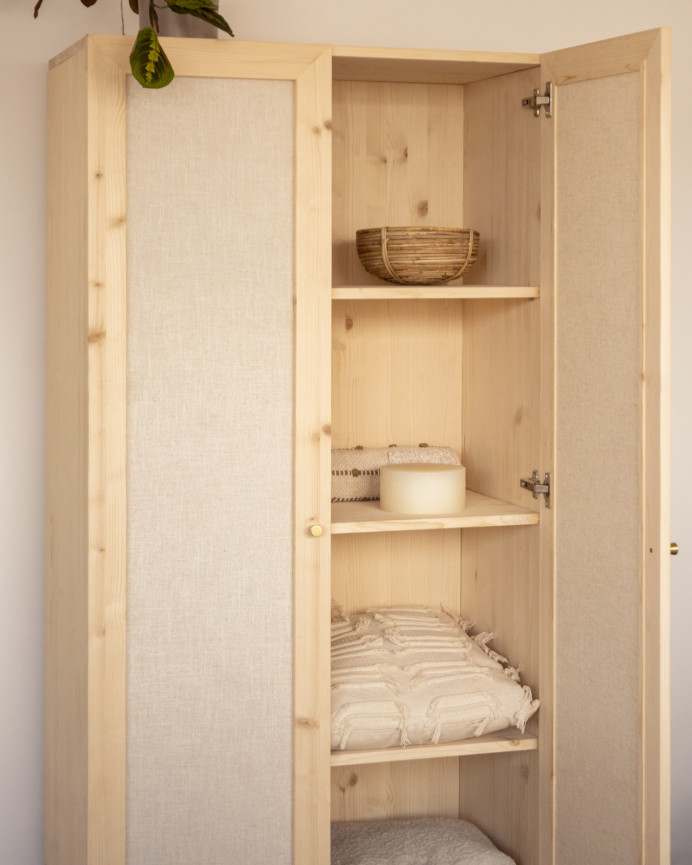 Massivholzschrank mit Leinengewebe in natürlicher Farbe, 180x80cm.