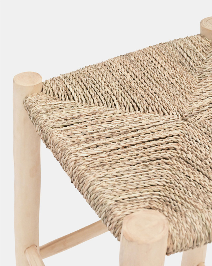 Geflochtener Palmenhocker mit massiver Holzstruktur von 75x40 cm.