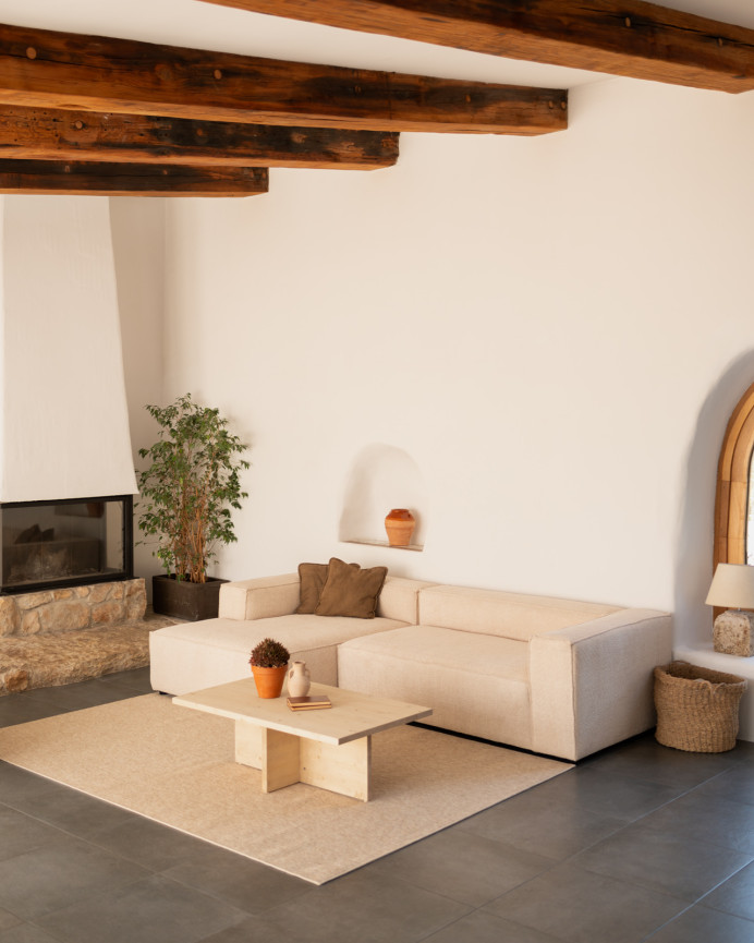 Massiver Holztisch in Naturfarbe im Maß von 120x70 cm.