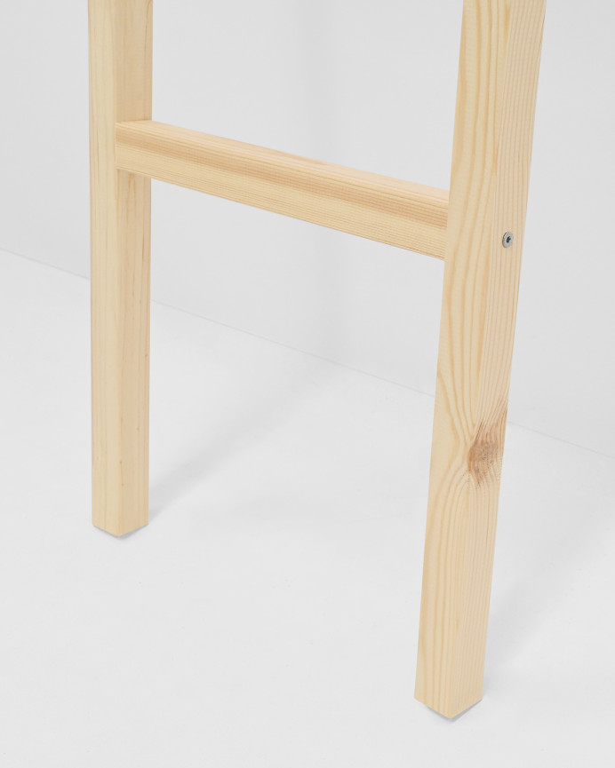 Massive Holztreppe in natürlicher Farbe von 150x41cm.