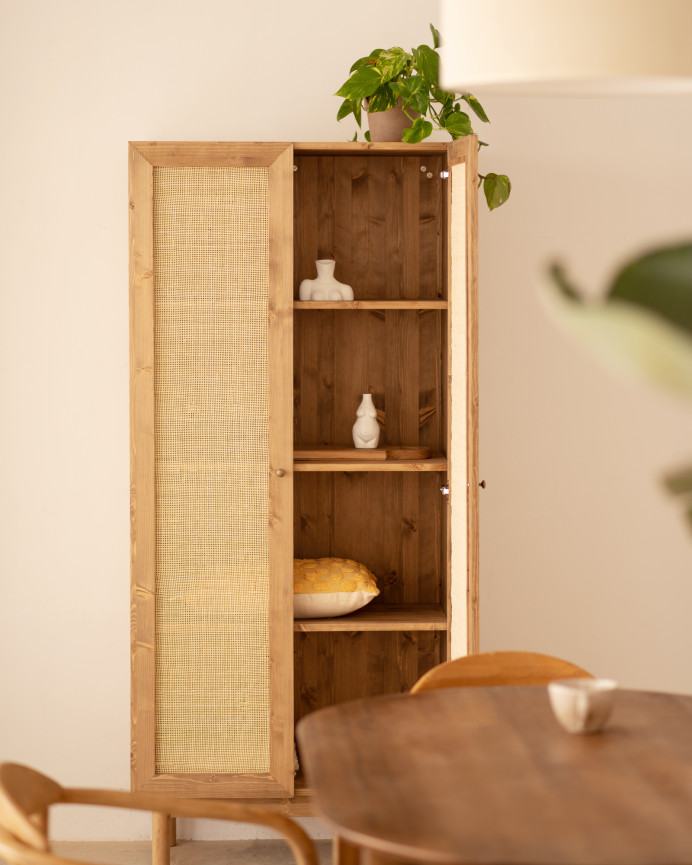 Massivholzschrank und Rattanmöbel in dunklem Eichenton von 180x80cm.