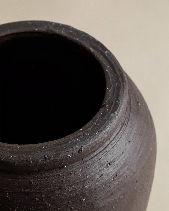 Schwarze Keramikvase, 19 cm groß.