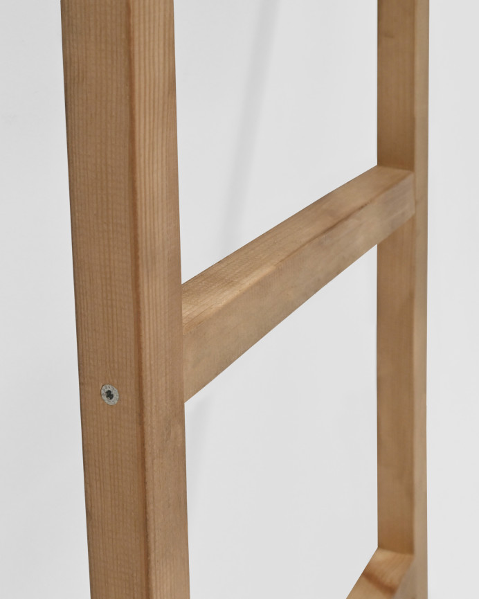 Massive Massivholztreppe in dunklem Eichenfarbton, 150x41cm.