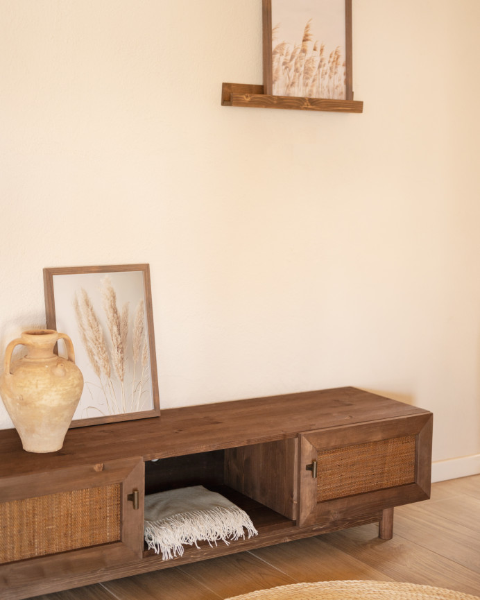 TV-Schrank aus Massivholz und Rattangewebe mit 2 Türen in Nussbaumfarbe, 150x40cm.