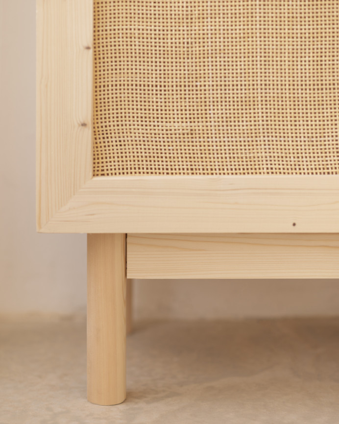 Schrank aus Fichtenholz und Rattan-Rattangewebe, Maße 180x80cm.