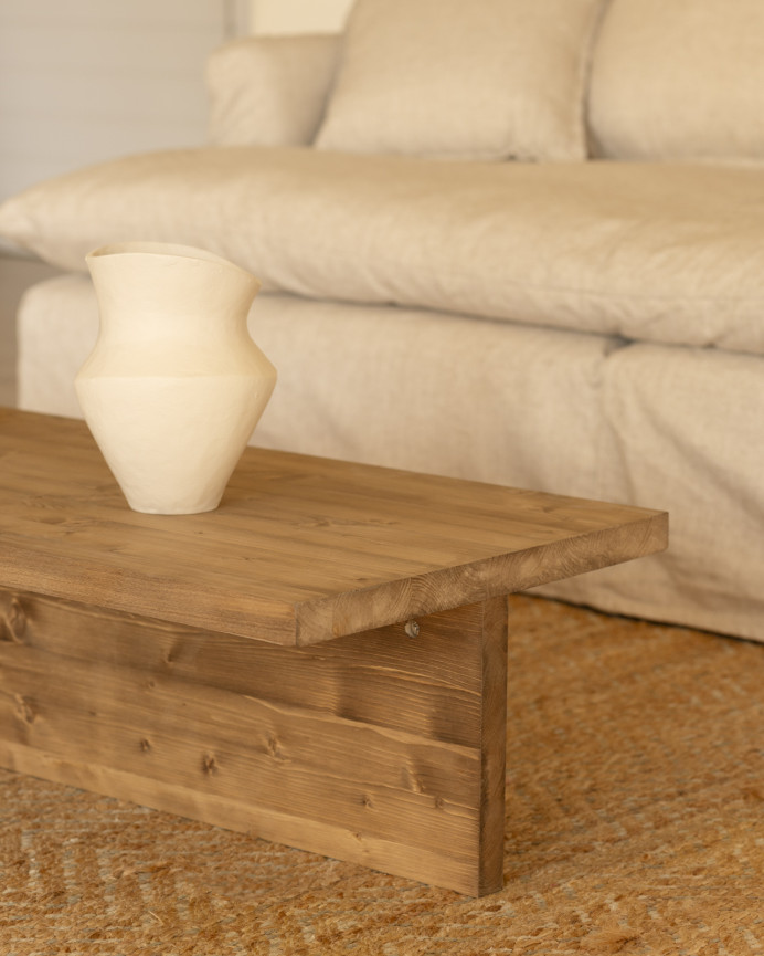 Massiver Eichenholz-Couchtisch in dunklem Eichenton von 124x27cm.
