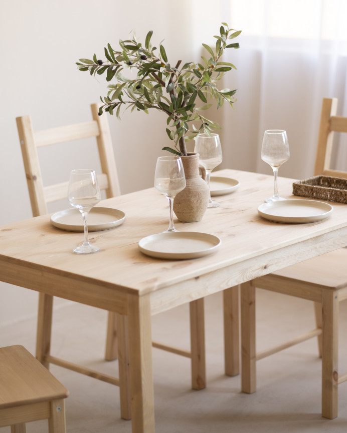 Pack Esstisch und 4 Massivholzstühle in mittlerem Eichenfarbton von 120 cm.