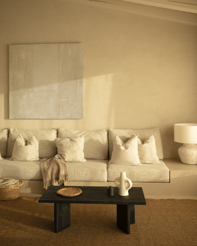 Massiver Couchtisch aus schwarzem Holz in den Maßen 120x55 cm.