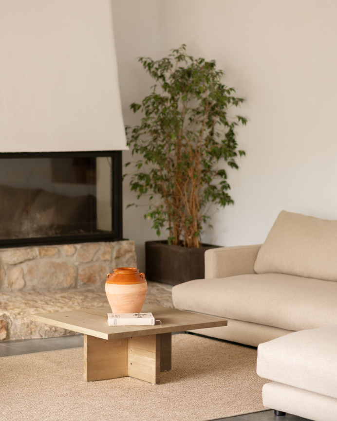 Quadratischer massiver Eichholz-Couchtisch in mittlerem Eichenfarbton von 80x80cm.
