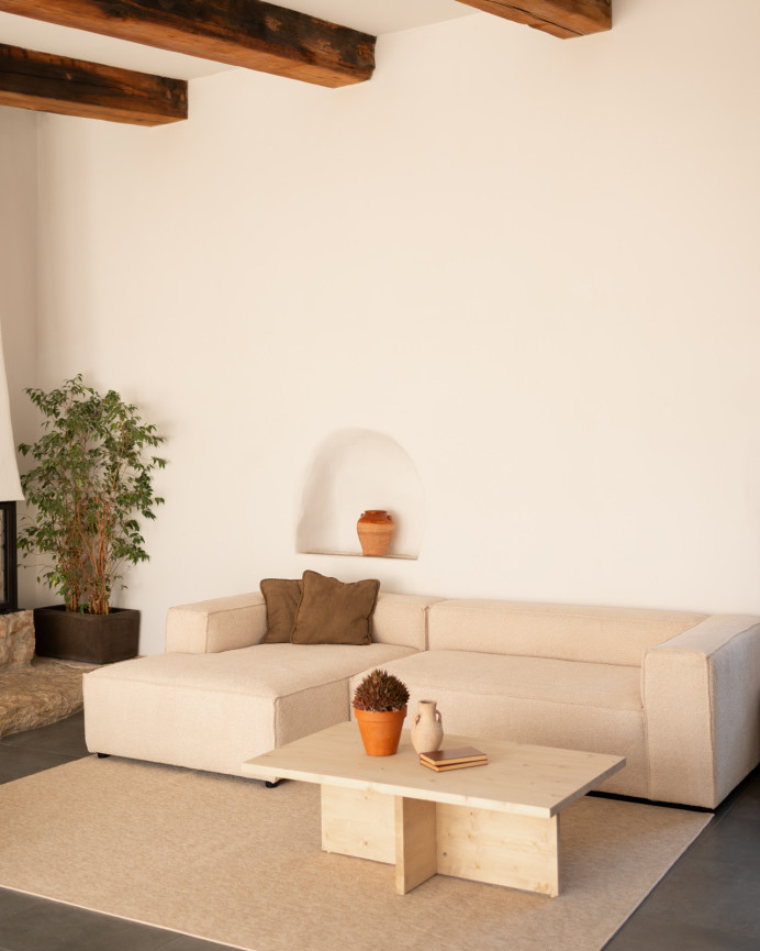 Massiver Holztisch in Naturfarbe im Maß von 120x70 cm.