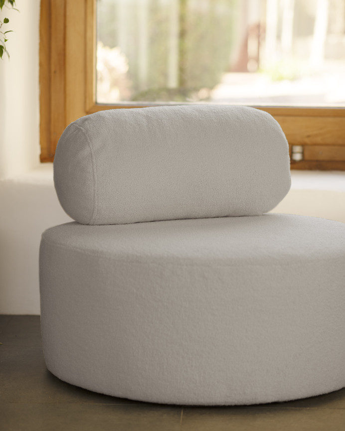 Runder Bouclé-Sessel in hellgrauer Farbe mit einem Durchmesser von 91x71 cm.