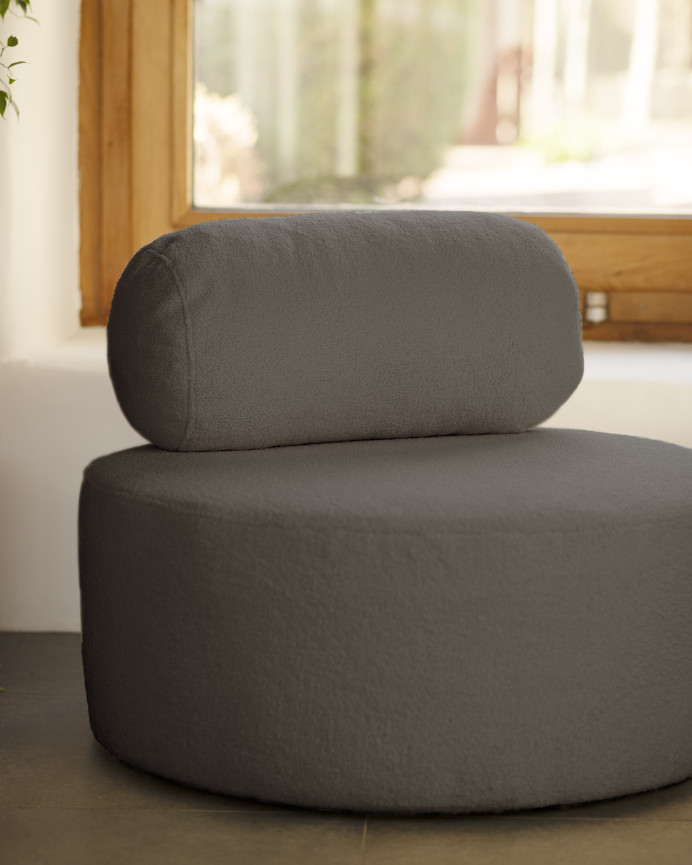 Runder Bouclé-Sessel in dunkelgrauer Farbe mit Maßen von 91x71cm.