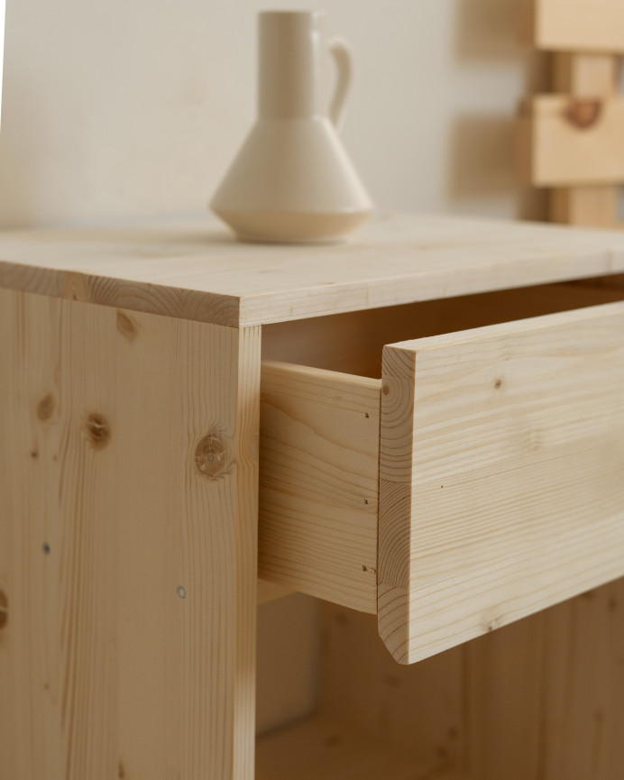 2er-Pack massiver Holz-Nachttische mit einer Schublade in natürlicher Farbe in verschiedenen Größen.
