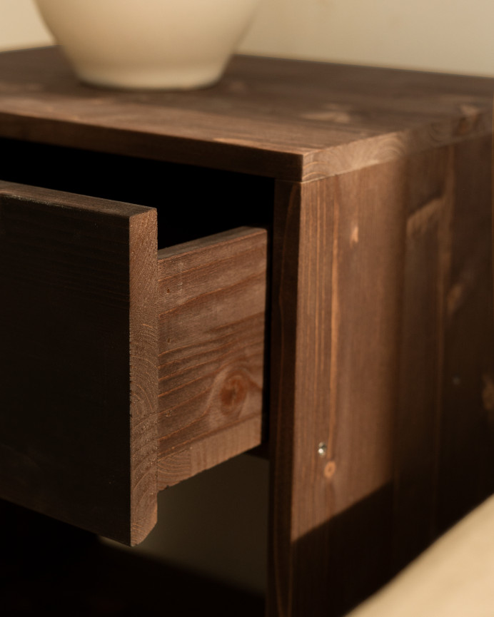 Set aus 2 massiven Holztischen mit einer Schublade in Walnussfarbe in verschiedenen Größen.