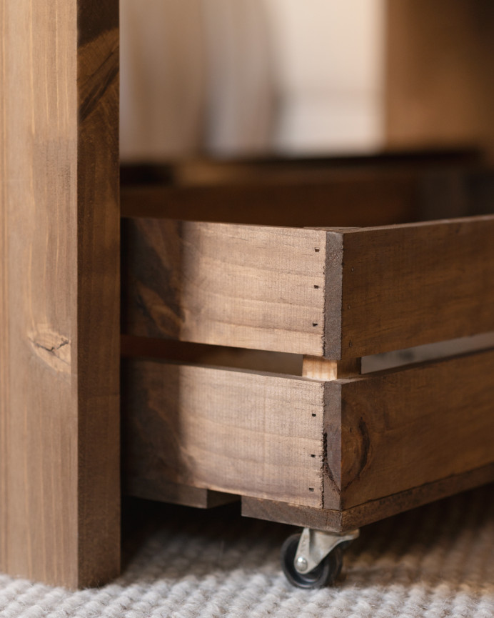 Mesa de centro de madera maciza en tono roble oscuro con ruedas de 120x45cm