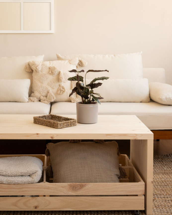Mesa de centro de madera maciza en tono natural con ruedas de 120x45cm
