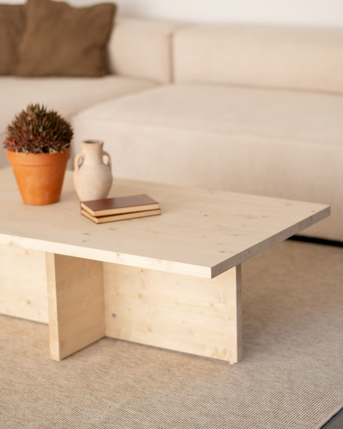 Massiver Holztisch in Naturfarbe im Maß von 120x70 cm.
