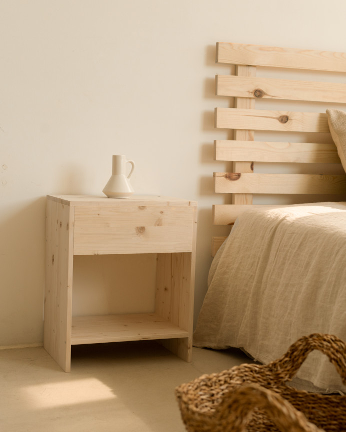 2er-Pack massiver Holz-Nachttische mit einer Schublade in natürlicher Farbe in verschiedenen Größen.