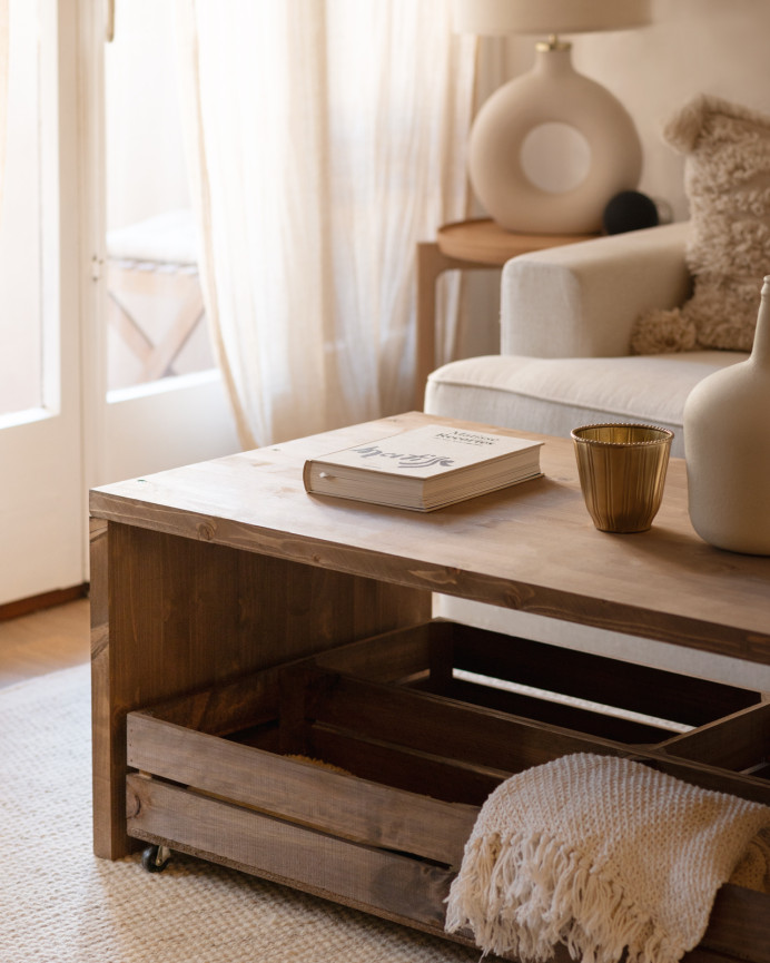 Mesa de centro de madera maciza en tono roble oscuro con ruedas de 120x45cm