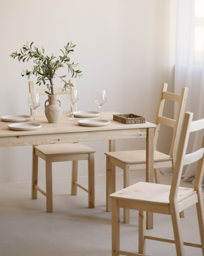 Pack Esstisch und 4 Massivholzstühle in mittlerem Eichenfarbton von 120 cm.