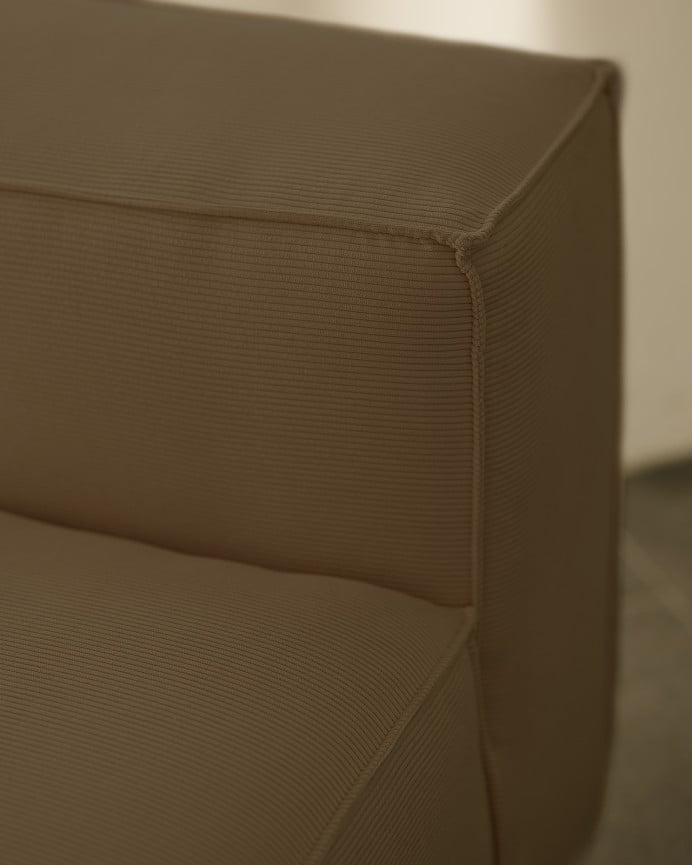 Samtsessel in Taupe-Braun mit den Maßen 110x90 cm.