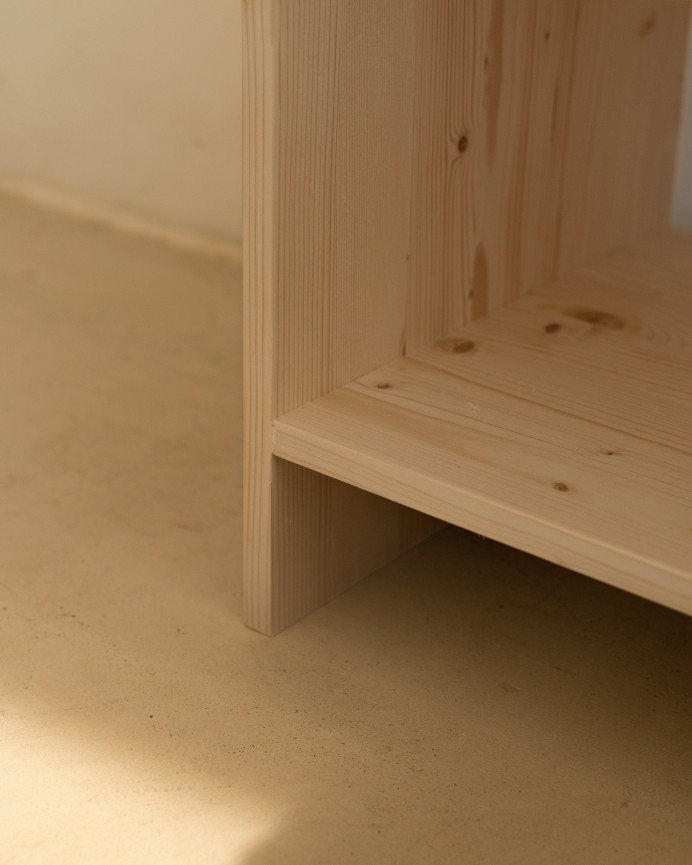 2er-Pack massiver Holz-Nachttische mit einer Schublade in natürlicher Farbe in verschiedenen Größen.