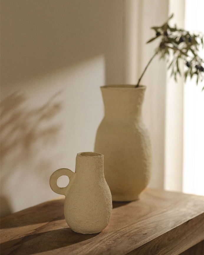 Beige Pappmaché-Vase mit einem Durchmesser von 18cm.