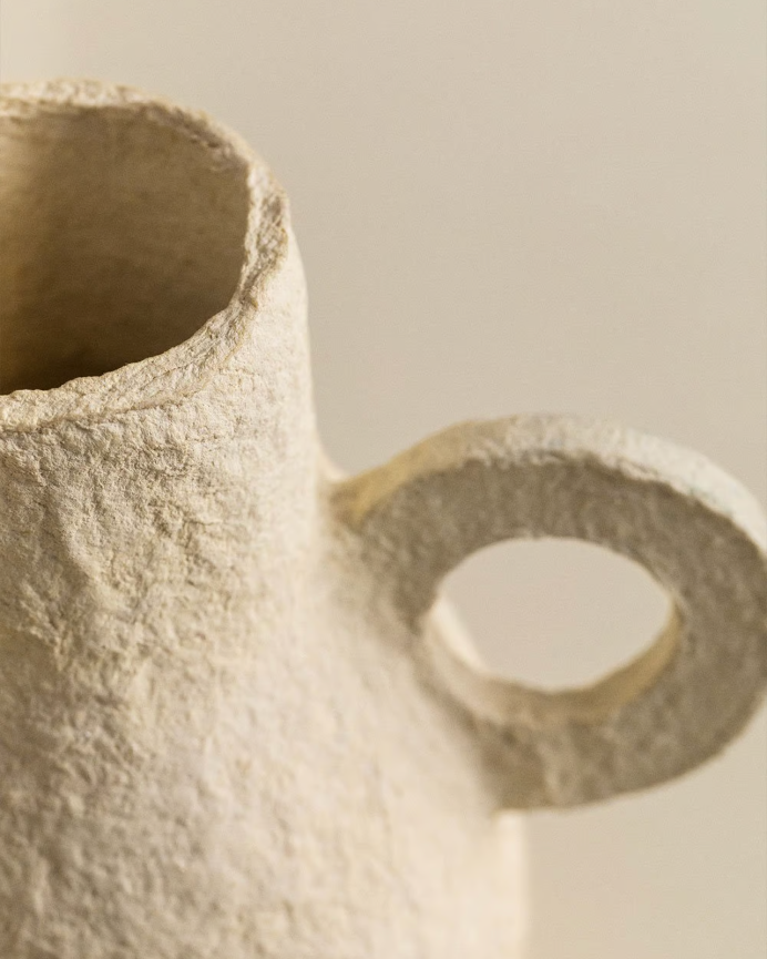 Beige Pappmaché-Vase mit einem Durchmesser von 18cm.