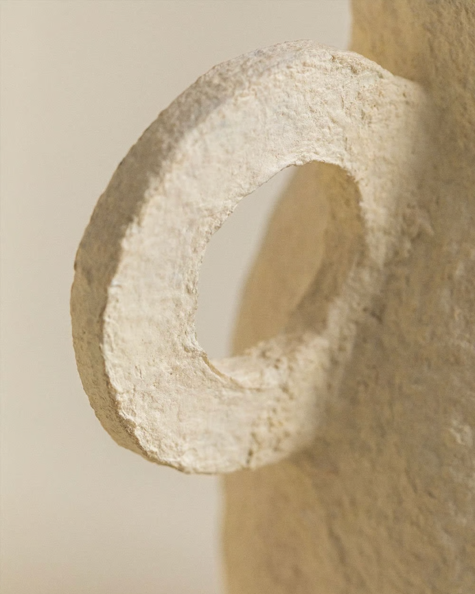 Beige Pappmaché-Vase mit einem Durchmesser von 18cm.
