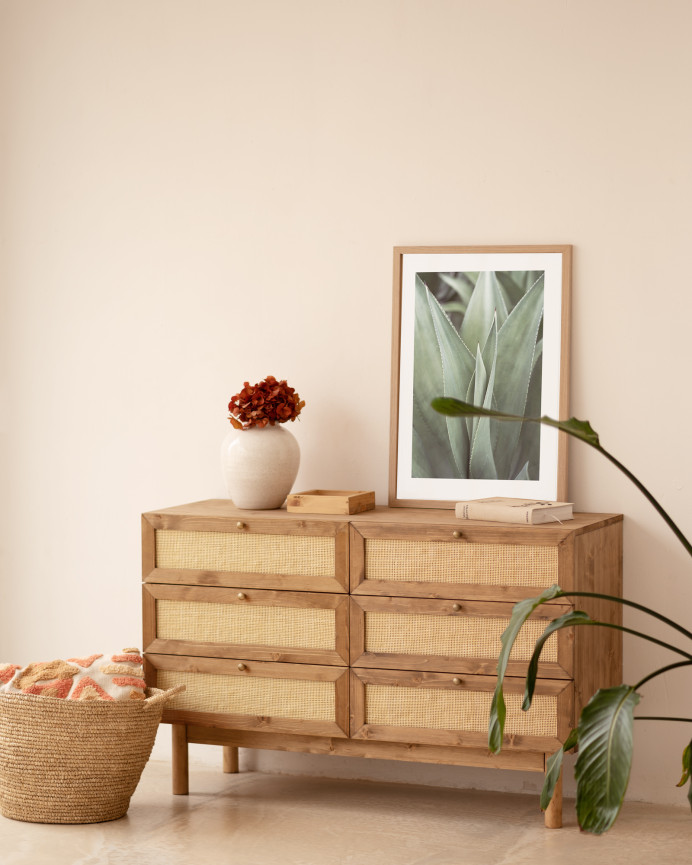 Massivholz-Schubladenkommode mit Rattan aus Eiche in dunklem Ton und 76x120 cm.
