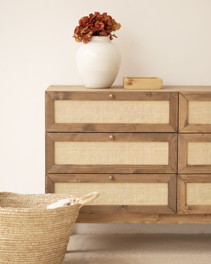 Massivholz-Schubladenkommode mit Rattan aus Eiche in dunklem Ton und 76x120 cm.