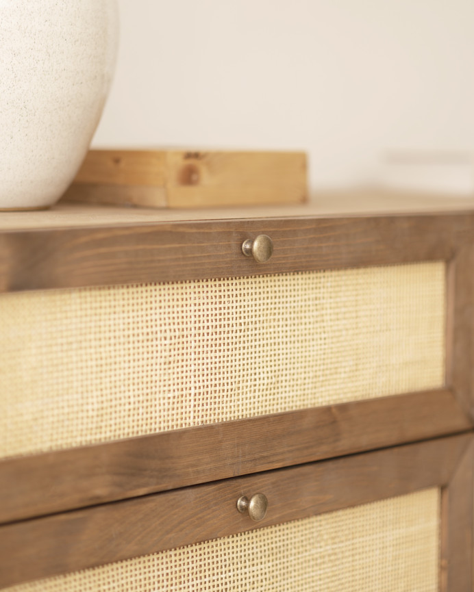 Massivholz-Schubladenkommode mit Rattan aus Eiche in dunklem Ton und 76x120 cm.