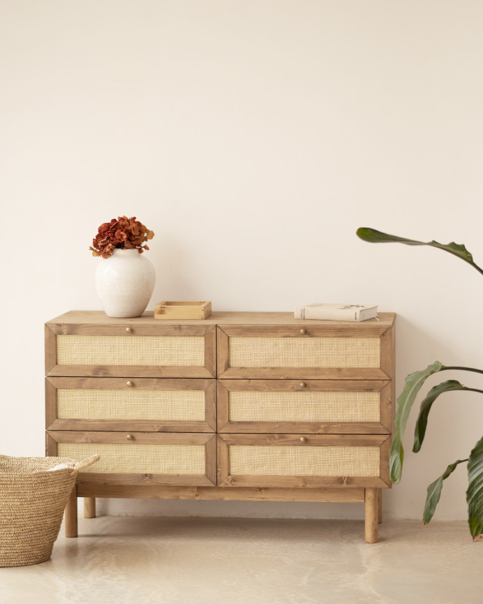 Massivholz-Schubladenkommode mit Rattan aus Eiche in dunklem Ton und 76x120 cm.