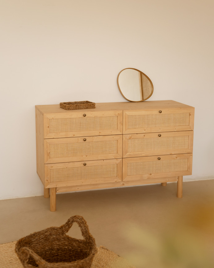 Massive Holzkommode mit 6 Schubladen aus mittlerer Eiche und Rattan 120x76cm.