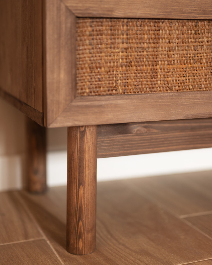 Massivholzkommode mit sechs Walnusstönen aus Rattan mit sechs Schubladen von 76x120cm.