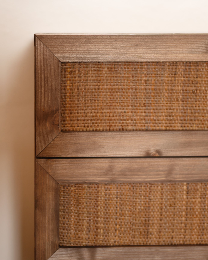 Massivholzkommode mit sechs Walnusstönen aus Rattan mit sechs Schubladen von 76x120cm.