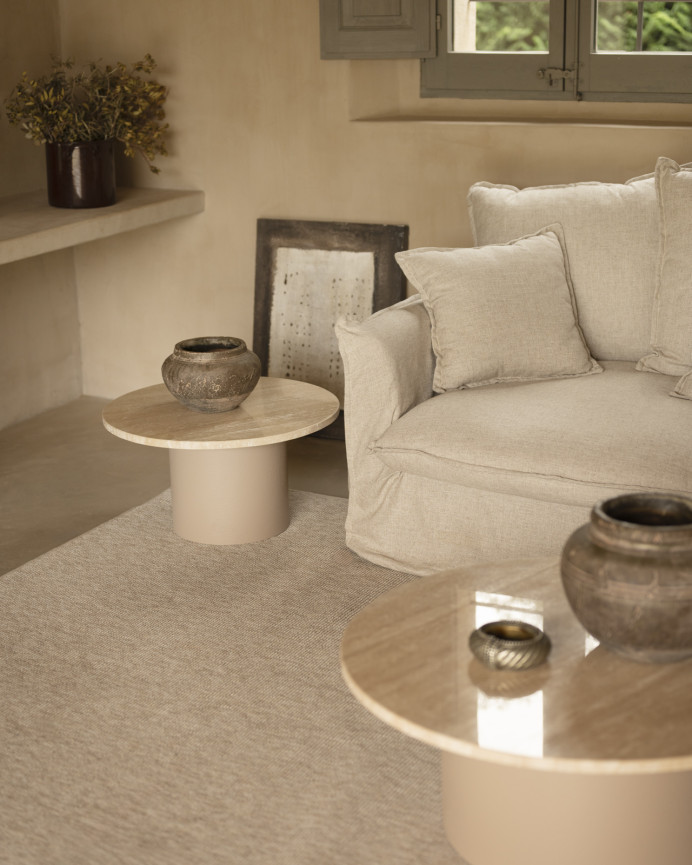 Runder Couchtisch aus Travertinmarmor und beige Microcement-Beinen in verschiedenen Größen